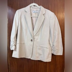 Kasper size 12 spring /summer pant suit. Linen/viscose cream/Natural color